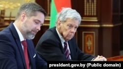 Спэцыяльны прадстаўнік прэзыдэнта ЗША Джон Коўл і намесьнік памочніка дзяржаўнага сакратара ЗША Крыстафэр Сьміт на сустрэчы з Аляксандрам Лукашэнкам у Менску. 19 сакавіка 2026 году