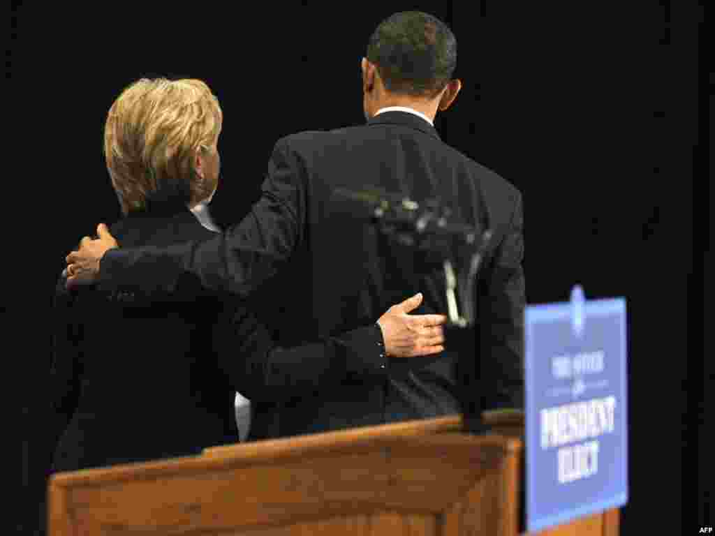 U.S.President-elect Barack Obama announces cabinet picks. - U.S. President-elect Barack Obama (R) and Senator Hillary Clinton leave the stage following a press conference in Chicago, Illinios, on December 1, 2008. Obama nominated his former rival Hillary Clinton to be the next US secretary of state, as he unveiled a raft of cabinet picks. 