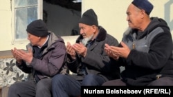 Наристелердин үйүнө Май айылынан жана коңшу айылдардан келип, куран окуп жатышат. Нурисламдын апасы улам эсин жоготуп, абалы оор.