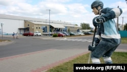 Статуя хакеіста насупраць лядовай арэны ў Бярозе