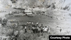 ჰაიბახი, ადგილი სადაც 700 ადამიანი დაწვეს. ფოტო გადაღებულია 1956 წელს. 