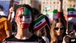 Ирандагы демонстранттарды колдогон акциялар Батыштын бир катар мамлекеттеринде да болду. Сүрөт Италияда тартылган. 