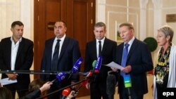 (л -> п) Представники сепаратистів Донецька Олександр Захарченко і Луганська Ігор Плотницький, а також Михайло Зурабов, Леонід Кучма і Гайді Тальявіні під час попередньої зустрічі Тристоронньої контактної групи, Мінськ, 20 вересня 2014 року