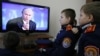Воспитанники одного из российских суворовских училищ слушают выступление Владимира Путина