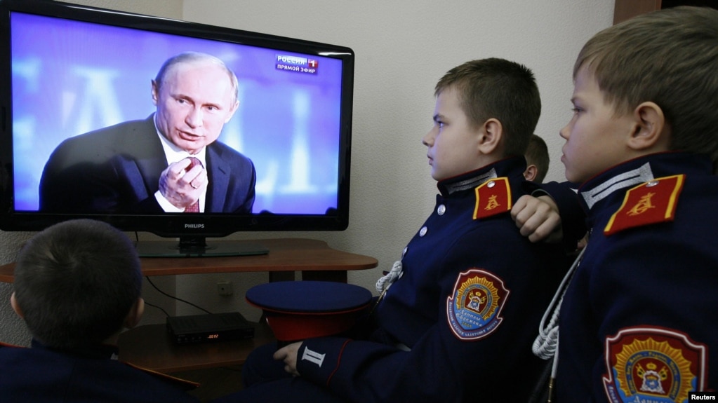 Воспитанники военного училища смотрят обращение Путина по телевизору, иллюстративное фото