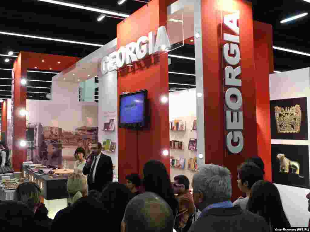 Georgienii &icirc;și lansează cărțile.