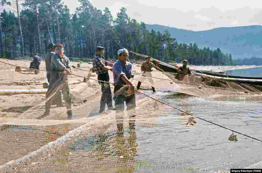 Fishermen hauling in a catch from Baikal in 1977. The lake has long been a battleground between government and commercial interests seeking to capitalize on the vast watery resource and environmentalists trying to preserve it.