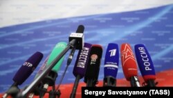 Микрофоны СМИ перед началом пленарного заседания Государственной думы 