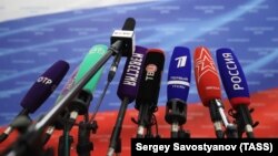 საილუსტრაციო ფოტო: რუსული მედიის მიკროფონები 