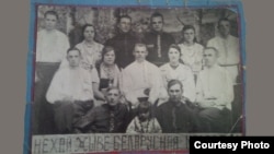 Моладзевы гурт зь вёскі Мыслабаж. 1934. Здымак знойдзены падчас экспэдыцыі Студэнцкага этнаграфічнага таварыства.