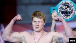 Russia -- Russian heavyweight boxer Aleksandr Povetkin poses for photographers during the official weigh-in ceremony at a fitness club in Moscow, May 21, 2015