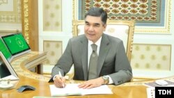 President Gurbanguly Berdimuhamedow maslahat geçirýär. Arhiw suraty