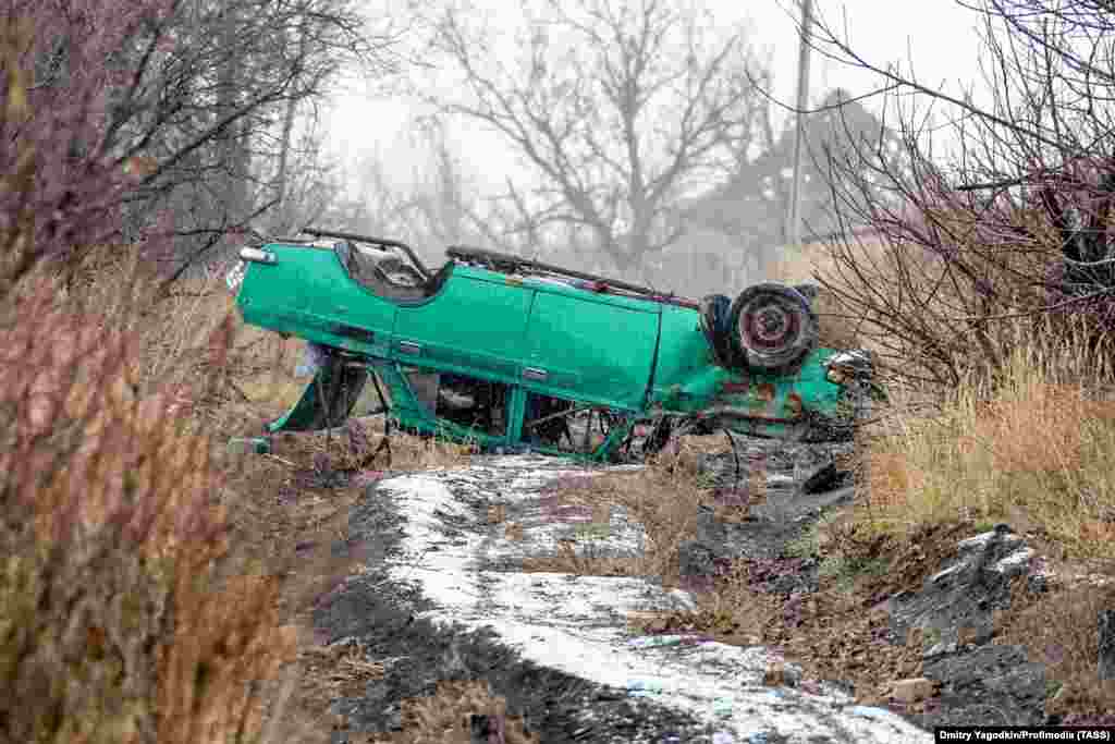 Перевернутий автомобіль на колишній вулиці в Мар&#39;їнці, сфотографований 4 грудня 2024 року