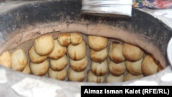 Тандыр с самсой на Ошском базаре. Для многих работающих здесь рынок — основной или единственный источник дохода, позволяющий кормить семьи
