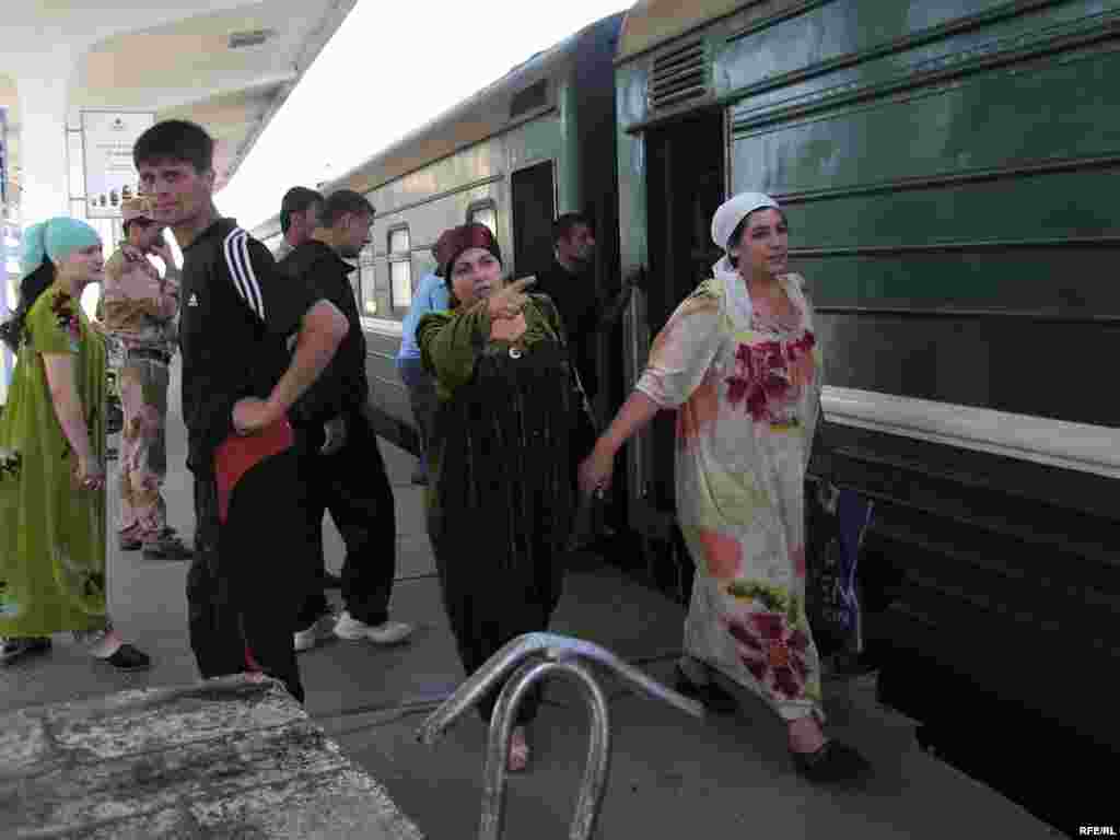 Russia -- Dushanbe-Moscow train for Shakirov migrant story, Jun2009 