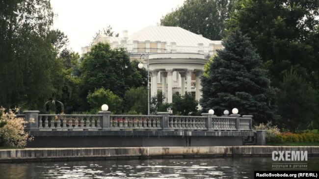 Альтанка та паркан у воді біля берега орендованої Петром Порошенком землі