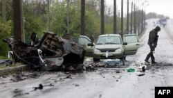 Знищений внаслідок обстрілу автомобіль біля КПП Оленівка. 27 квітня 2016 року