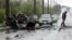 Знищений внаслідок обстрілу автомобіль біля КПП Оленівка. 27 квітня 2016 року