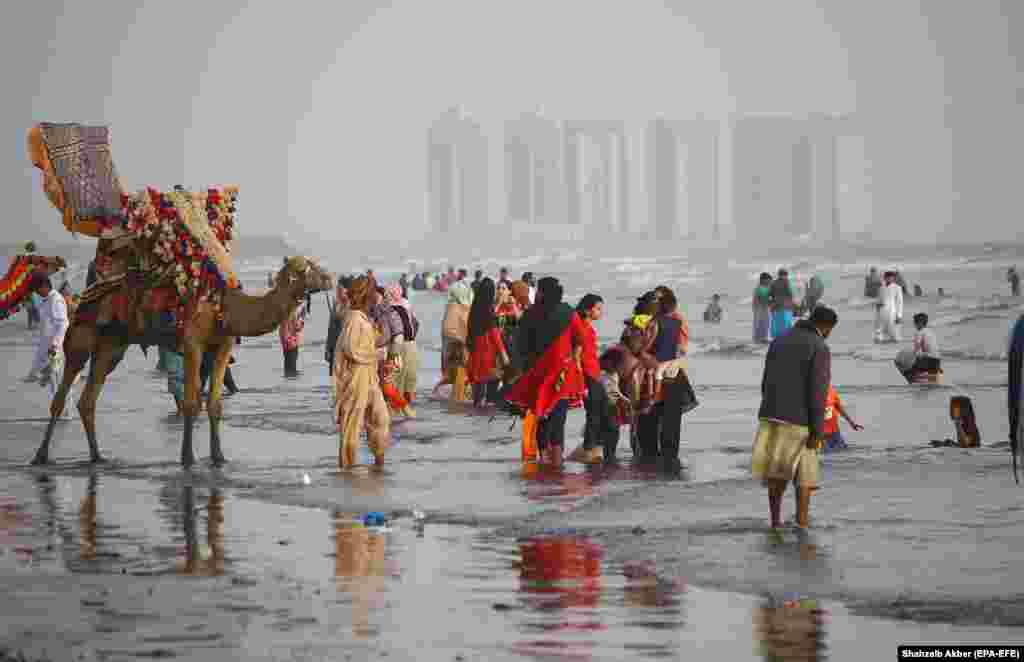 Njerëzit u mblodhën në një plazh në Karaçi, pavarësisht kufizimeve të vendosura nga Qeveria pakistaneze, që kanë për qëllim frenimin e përhapjes së mëtejme të koronavirusit. (epa-EFE/Shazaib Akber)