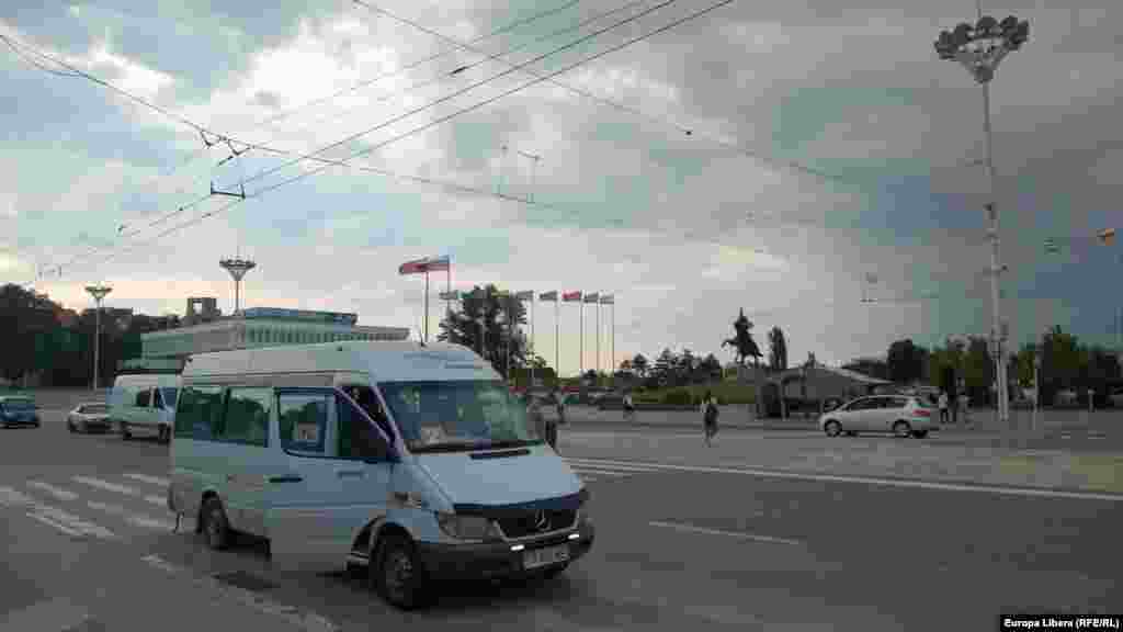 Nori de ploaie în centrul orașului Tiraspol, lângă statuia lui Suvorov