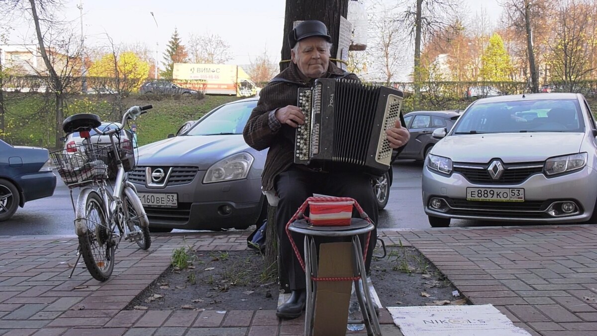 Новгородский пенсионер играет на баяне ради мечты