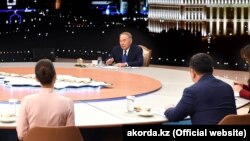 Қазақстан президенті Нұрсұлтан Назарбаев журналистерге сұхбат беріп отыр. Астана, 27 желтоқсан 2018 жыл.