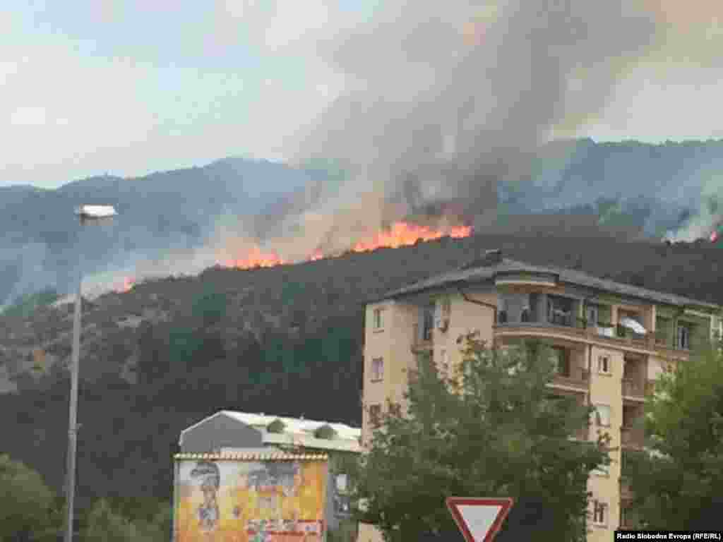 МАКЕДОНИЈА - Од Дирекцијата за заштита и спасување информираа дека на повеќе места низ Македонија се активни неколку пожари, а екипите се константно на терен и се борат со огнената стихија. Поради непристапноста на теренот, во Крушево и крушевско се интервенира и со специјализираната воздухопловна единица.