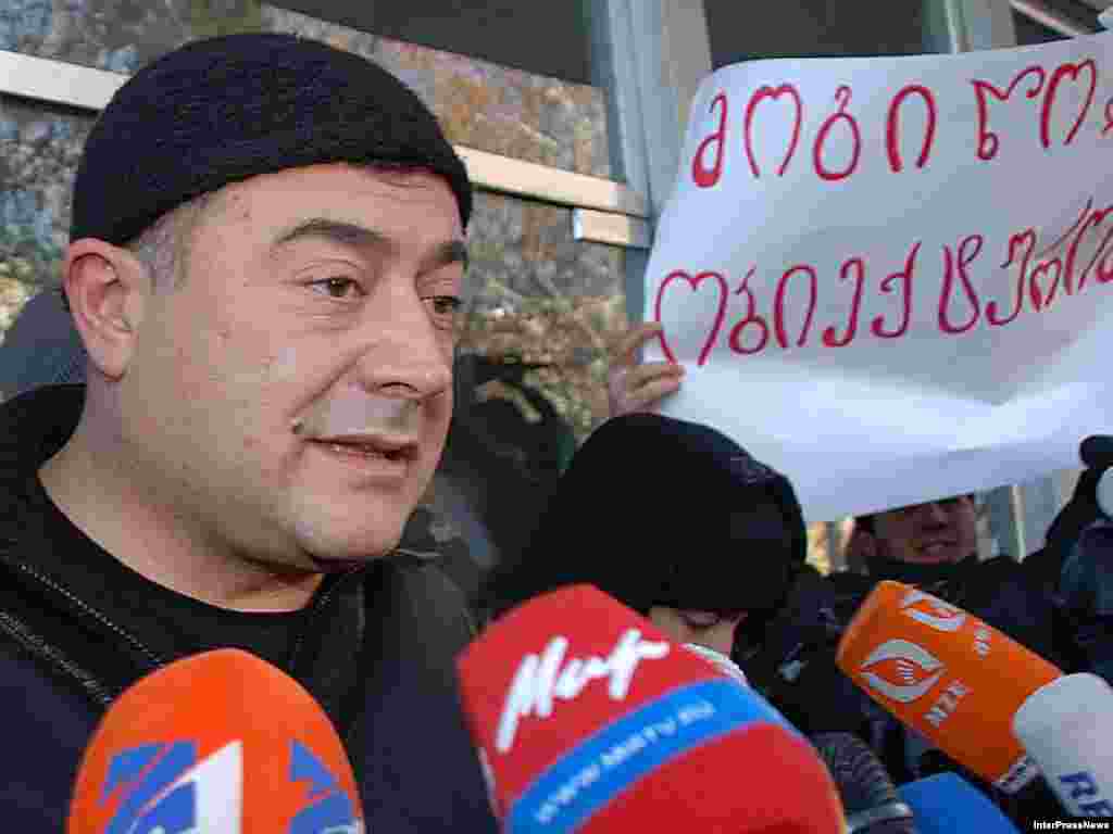 Леван Гачечиладзе дает интервью у входа в ЦИК. Надпись на плакате: "Нам нужна правда". Тбилиси 8 января 2007 (c) InterPressNews
