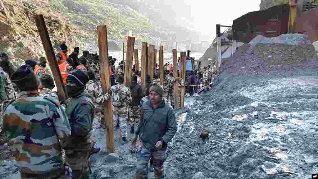 Osoblje Indo tibetanske granične policije (ITBP) započinje spašavanje na jednom od hidroenergetskih projekata u selu Reni u okrugu Chamoli, u indijskoj državi Uttrakhund, u ponedjeljak, 8. februara 2021. godine. Spasilački napori nastavljeni su i u ponedjeljak kako bi se spasilo 37 ljudi nakon što se dio ledenjaka odlomio, puštajući bujicu vode i krhotina koje su se u nedjelju zaletjele u dvije hidroelektrane. (AP fotografija)