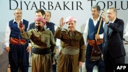Kürd müğənni Shivan Perwer, İraq kürdlərinin lideri Massud Barzani və baş nazir Recep Tayyip Erdogan Diyarbəkirdə görüş zamanı 