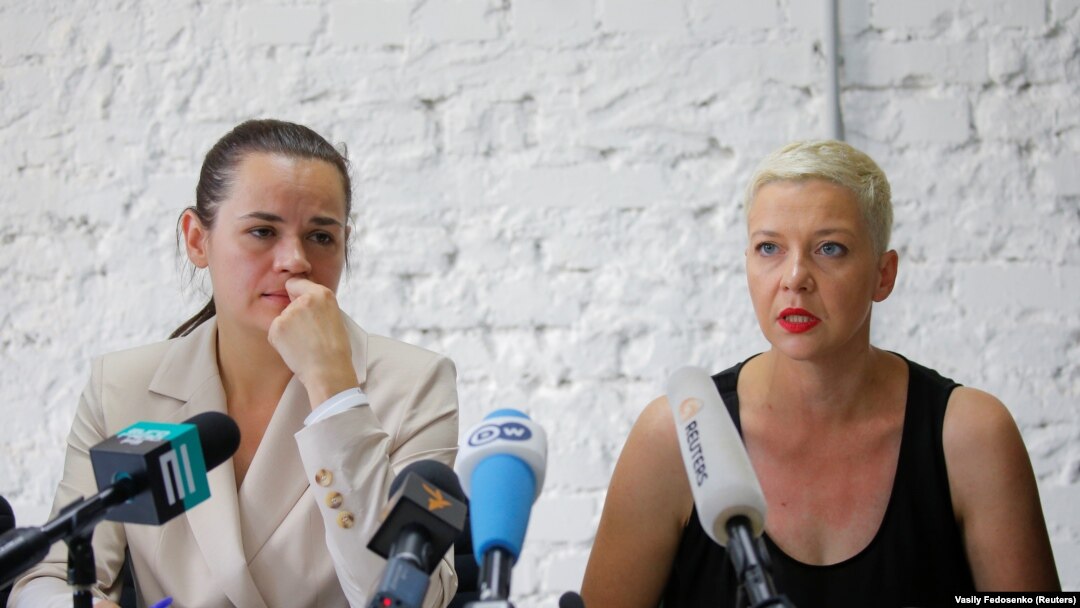 Svetlana Țihanovskaia și Maria Kolesnikova pe vremea când erau împreună, la o conferință de presă susținută la Minsk, pe 10 august 2020