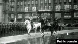 Маршалы Георгі Жукаў і Кастанцін Ракасоўскі на Параде перамогі ў Маскве, 1945 год 