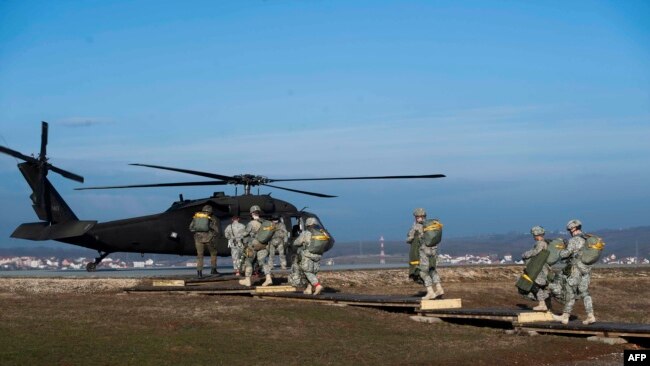 Ushtarët amerikanë që shërbejnë në misionin paqeruajtës në Kosovë në kuadër të KFOR-it, gjatë një stërvitjeje në kampin amerikan Bondsteel në Kosovë - Fotografi nga arkivi.