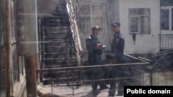 Polislər hüquq müdafiəçisi Leyla Yunusun Nizami küçəsi 53 ünvanında yerləşən ofisi qarşısında