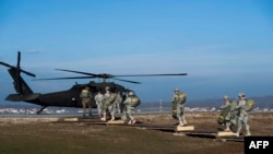 Ushtarë amerikanë hipin në një helikopter ndërsa marrin pjesë në një stërvitje ushtarake të SHBA-së në kampin Bondsteel, afër fshatit Sojevë, Ferizaj. Fotografi nga arkivi.