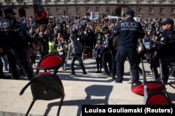 Protestues duke hedhur karrige të lëna nga kryeministri Edi Rama si ftesë simbolike për dialog, gjatë një demonstrate para Kryeministrisë së Shqipërisë, në Tiranë, më 20 tetor 2026.