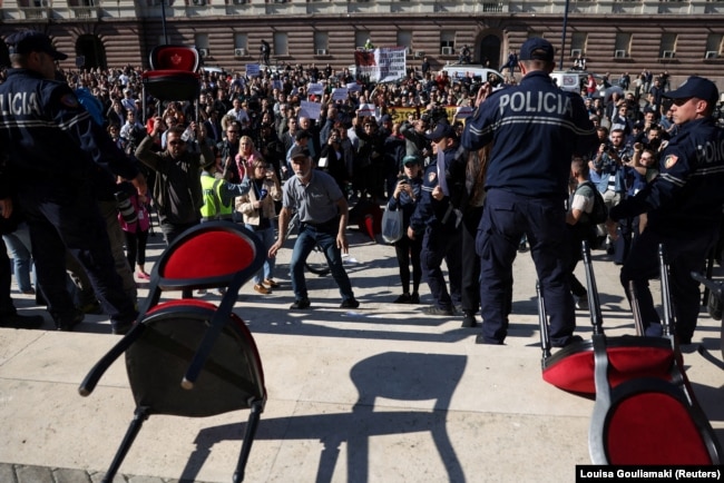 Protestues duke hedhur karrige të lëna nga kryeministri Edi Rama si ftesë simbolike për dialog, gjatë një demonstrate para Kryeministrisë së Shqipërisë, në Tiranë, më 20 tetor 2026.
