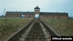 Imagine din „Shoah”, intrarea în lagărul de exterminare de la Auschwitz (Foto: Berlinale)