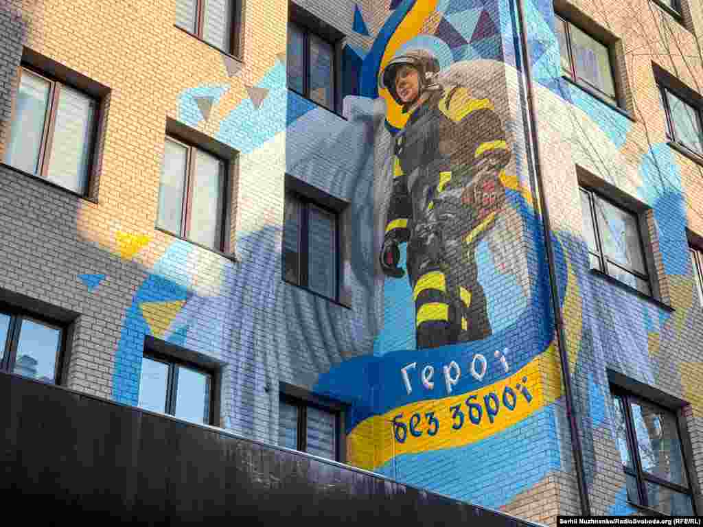 Ті самі автори – Віталій Гідеван та Олена Нойна – створили в Києві в липні 2022 року інший мурал під назвою «Герої без зброї». На ньому зображений рятувальник з янгольськими крилами. Героєм цього конкретного муралу став київський рятувальник Юрій Плетньов