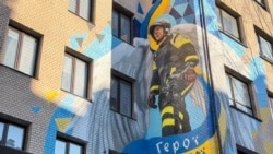 Мурал художника Саши Корбана: руки солдата, сшивающего разорванный украинский флаг. Эту работу Корбан создавал в конце марта 2022 года, когда боевые действия шли рядом с Киевом – в Буче и Ирпене.<br><br>