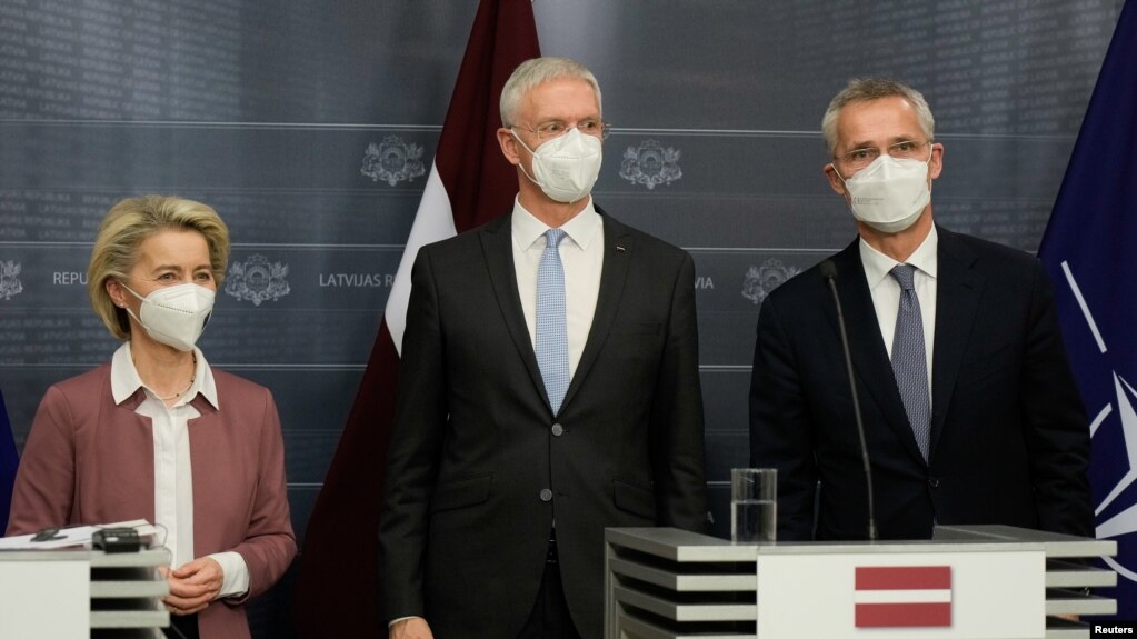 S lijeva na desno: Ursula fon der Lejen, predsjednica Evropske komisije, Krisjanis Karins, letonski premijer i Jens Stoltenberg, generalni sekretar NATO saveza, Riga, Letonija, 28. novembar 2021.