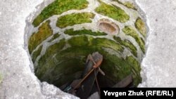 Старый колодец на территории заброшенного военного госпиталя — Севастополь (архивное фото)