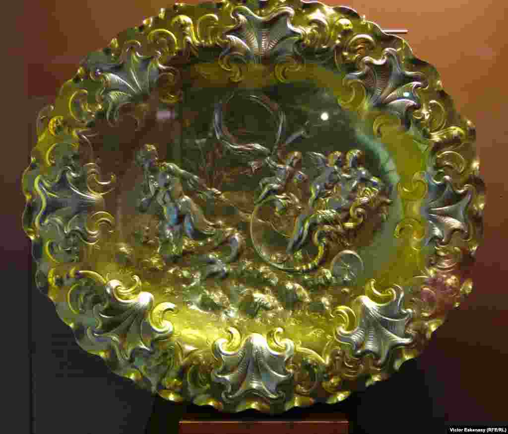 Hans Jakob I Baur, Platou de argint cizelat (1645-1650) - cadou făcut la 1773 cuplului Pavel Petrovici-Natalia Alexeevna, Ikonen Museum, Frankfurt (Ansamblul Muzeal de Stat Sergeiev Posad)