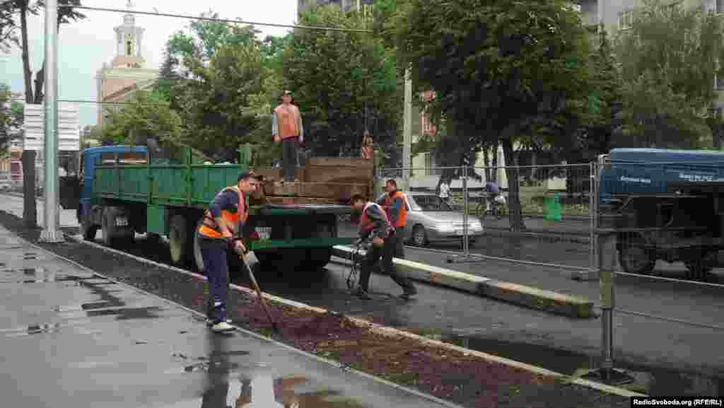 Робітники вивозять старі опори, що раніше тримали контактну мережу