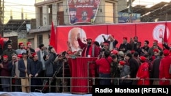 د عوامي نېشنل ګوند مشر سېنېټر اېمل ولي خان د جنورۍ پر ۲۳مه په چارسده کې د ګوند ولسي غونډې ته د وینا پر مهال. 