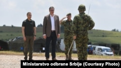 Predsednik Srbije Aleksandar Vučić i ministar odbrane Nebojša Stefanović na vojnoj vežbi na "Pešteru", 27. jun