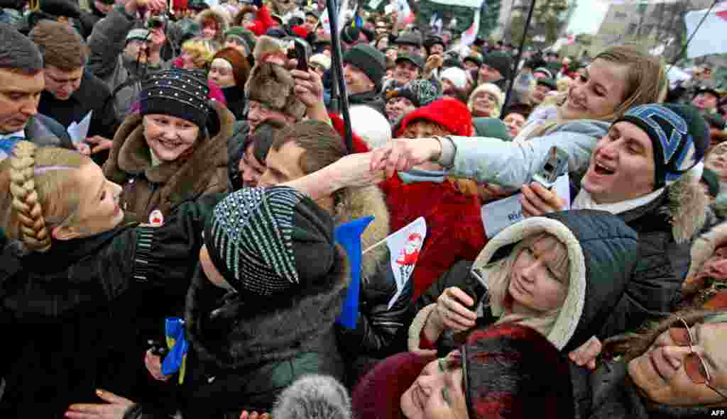 Кандыдат ў прэзыдэнты, прэм’ер-міністар Ўкраіны Юлія Цімашэнка наведвае горад Васільеўка ў Запарожжы.