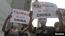 Taiwan -- Activists protest against the Singapore meeting between Taiwan's President Ma Ying-jeou and China's President Xi Jinping outside the Ministry of Economic Affairs in Taipei, November 7, 2015