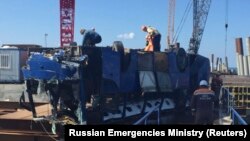 Автобусот со кој се превезувале градежните работници и кој падал во морето во близина на Крим. 