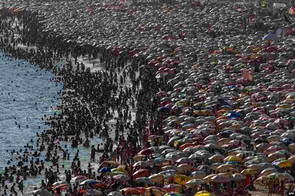 Bathers at Ipanema Beach in Rio de Janeiro, Brazil. (AFP/Yasuyoshi Chiba)